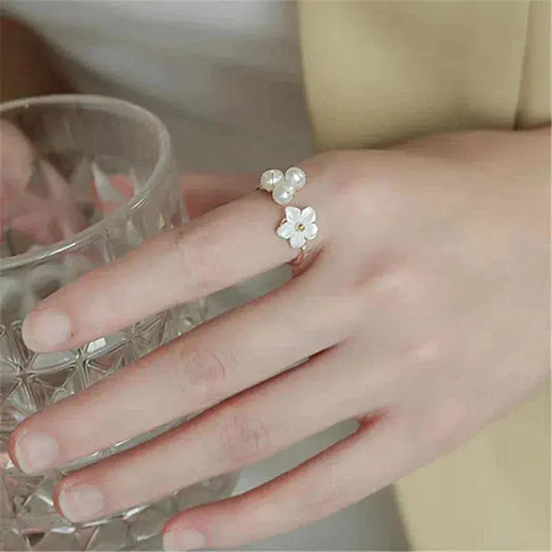 Anello Regolabile Floreale con Perle Dorato