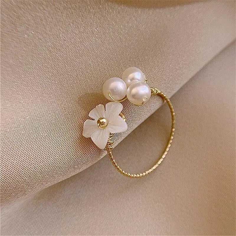 Anello Regolabile Floreale con Perle Dorato