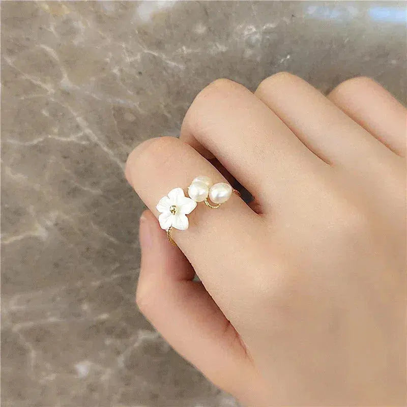 Anello Regolabile Floreale con Perle Dorato