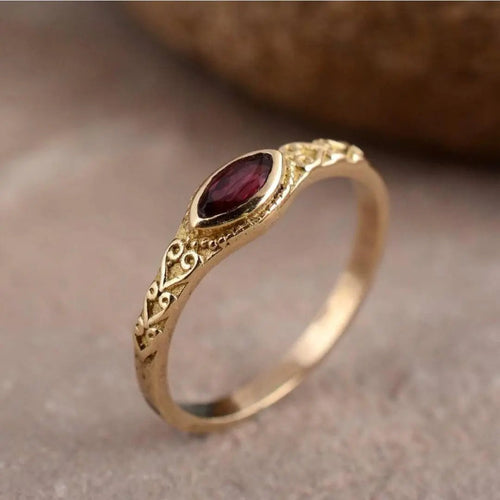 Anello Vintage con Cristallo Rosso Dorato