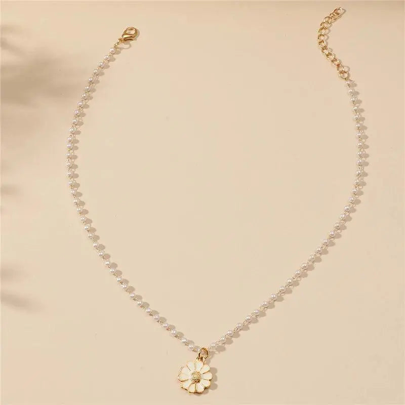 Collana con Ciondolo Floreale e Perle
