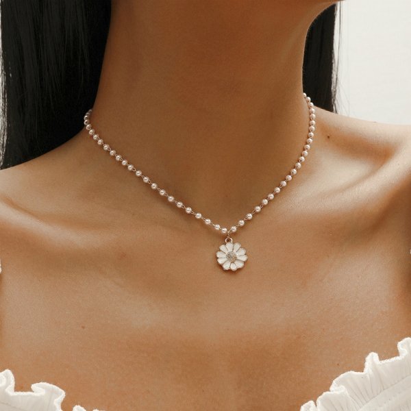 Collana con Ciondolo Floreale e Perle