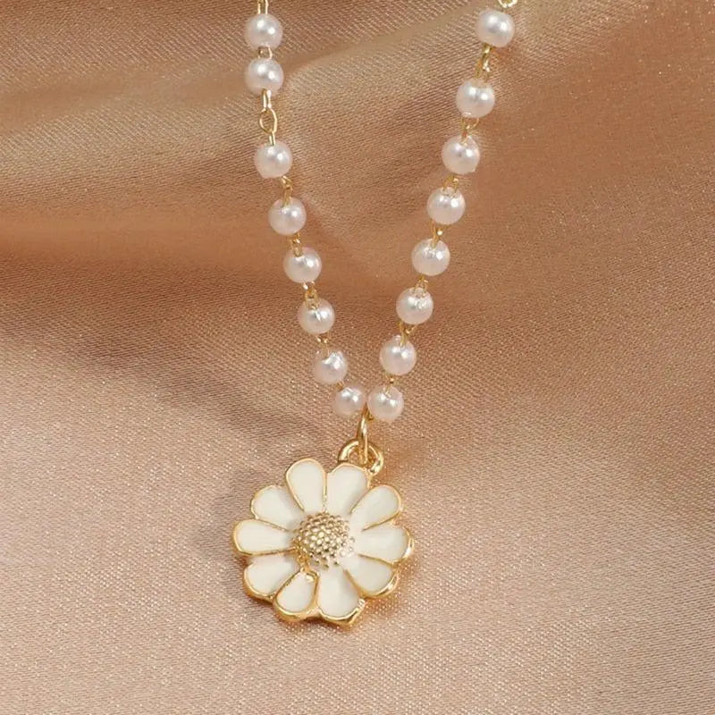 Collana con Ciondolo Floreale e Perle
