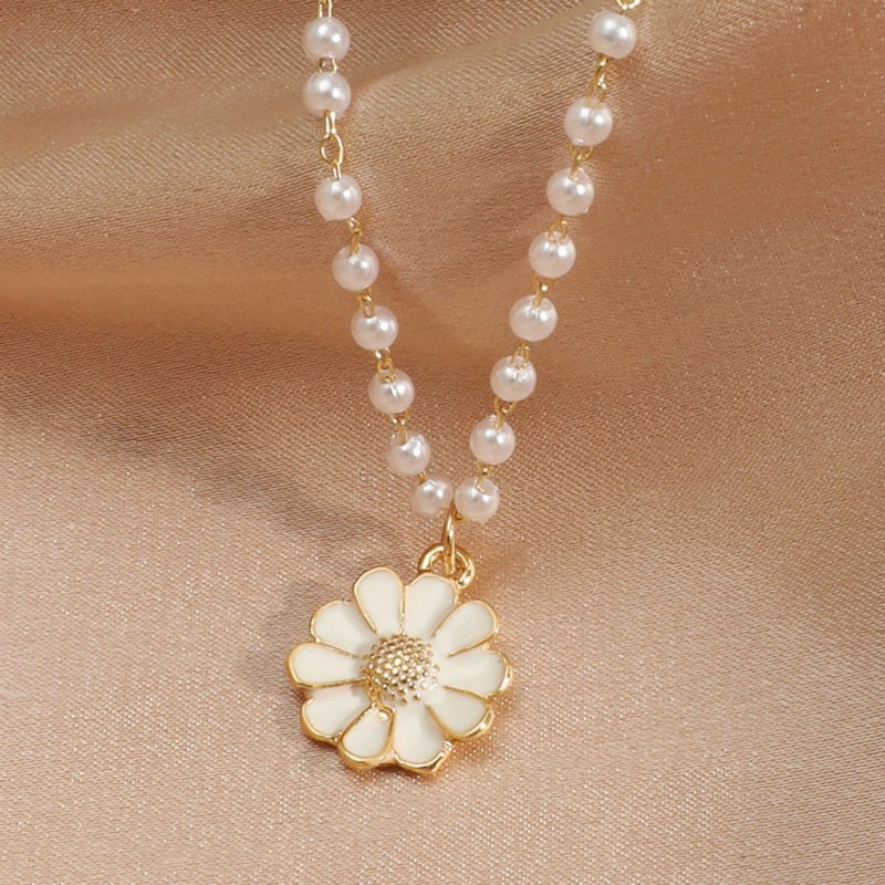 Collana con Ciondolo Floreale e Perle
