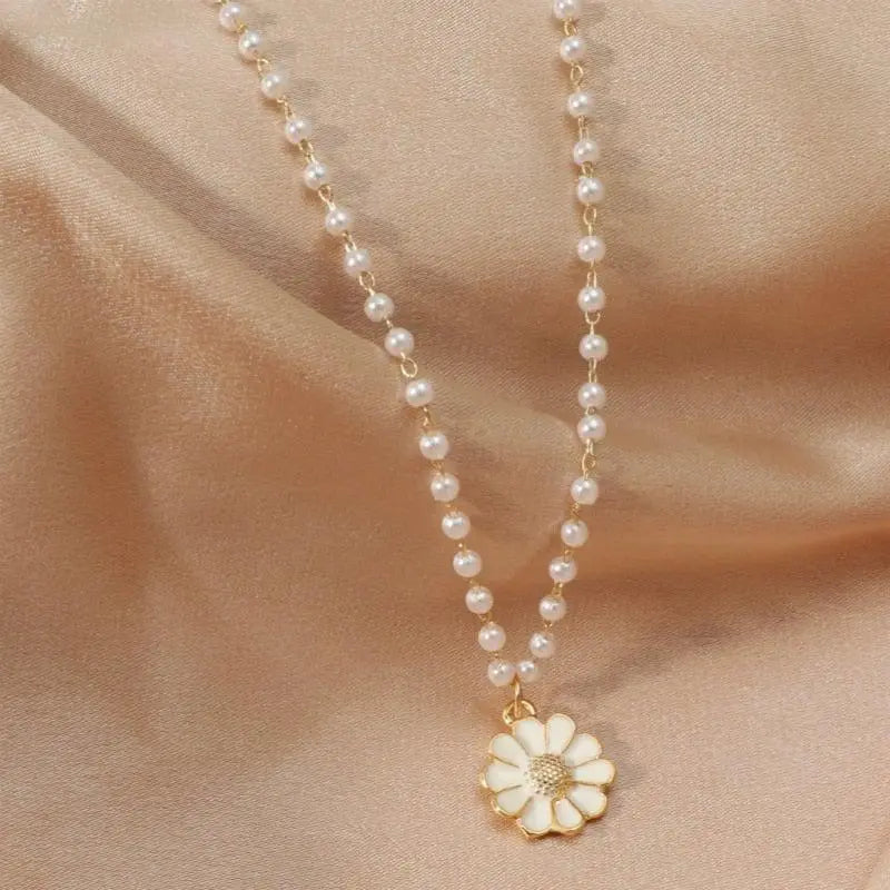 Collana con Ciondolo Floreale e Perle