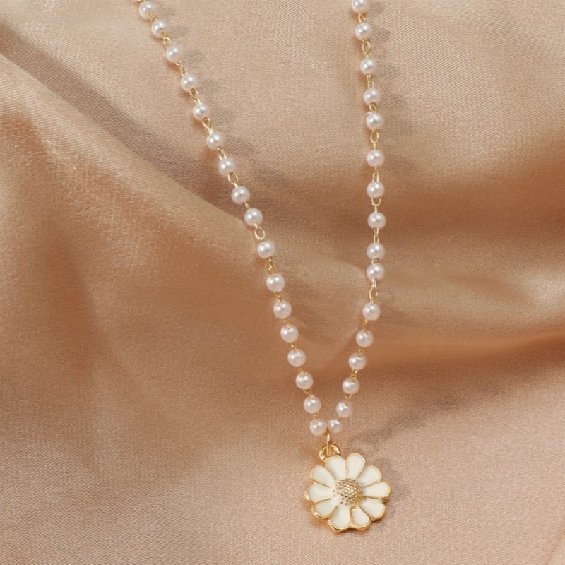 Collana con Ciondolo Floreale e Perle