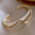 Bracciale Elegante Aperto con Smalto Dorato