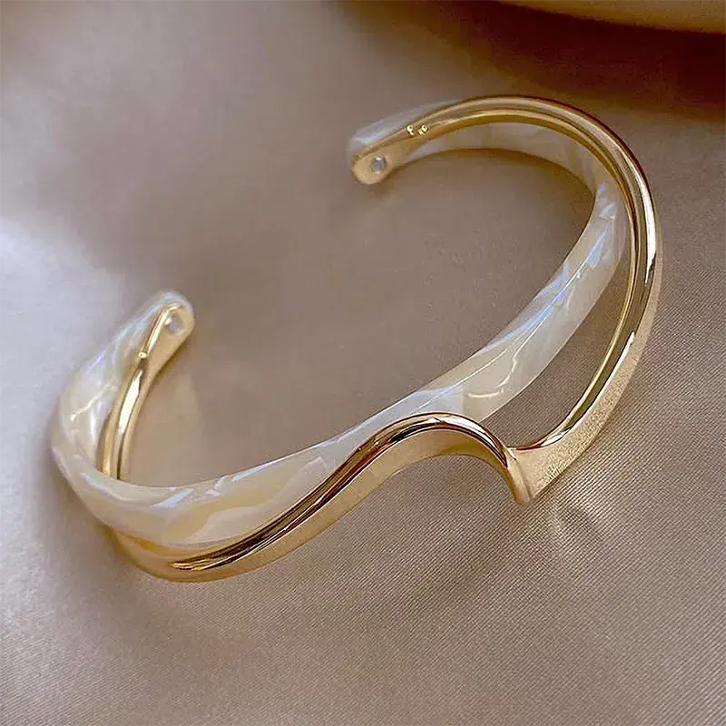 Bracciale Elegante Aperto con Smalto Dorato