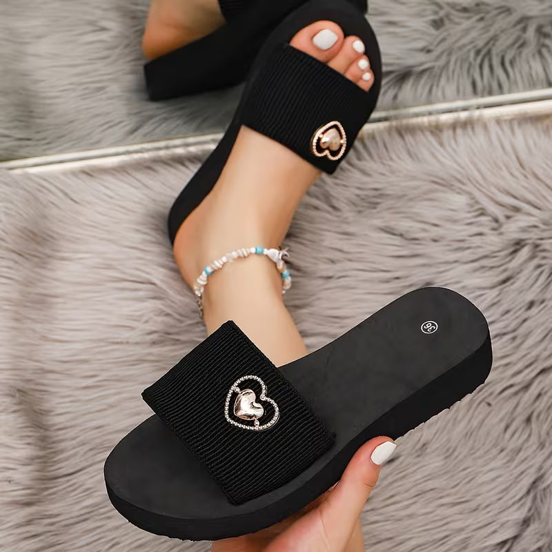 Sandali Neri con Zeppa e Cuore Elegante – Comfort e Stile Versatile per Ogni Giorno