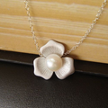 Collana Elegante Floreale con Perle Bianco