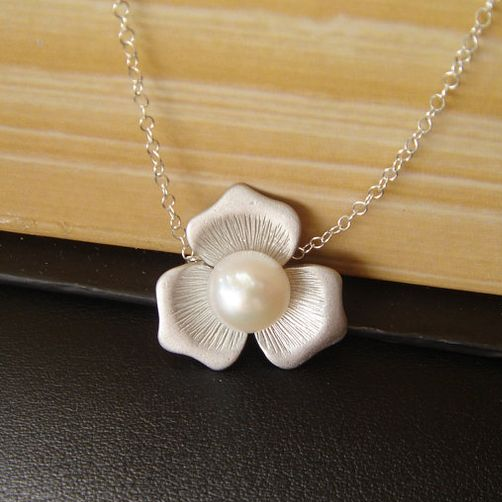 Collana Elegante Floreale con Perle Bianco