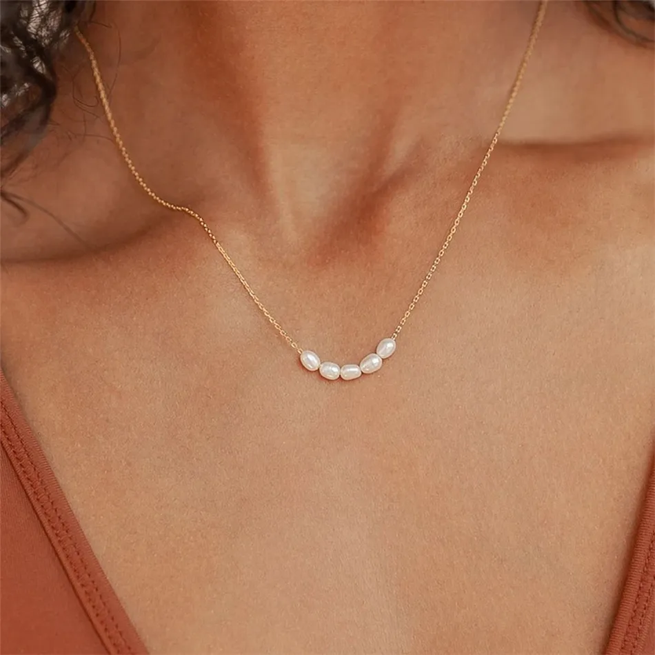 Collana Elegante con Perle Dorata