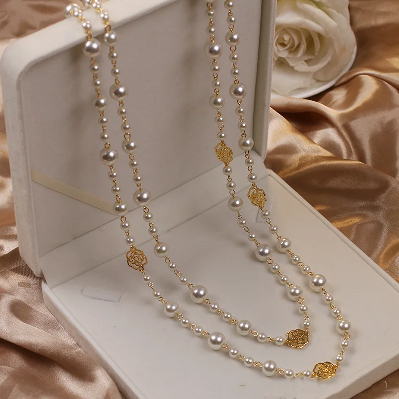 Collana Elegante con Perle Dorata