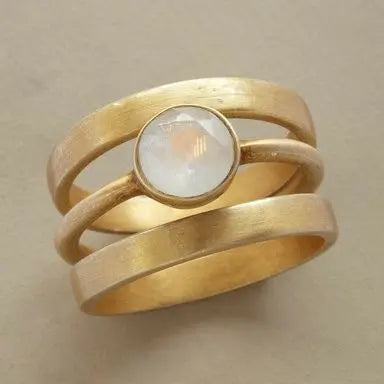 Anello Vintage con Pietra Lunare e Luna Dorato