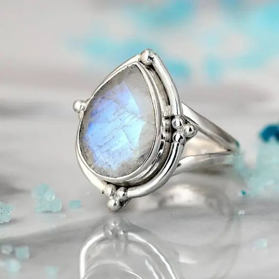 Anello Vintage Pendenti con Opale Bianco