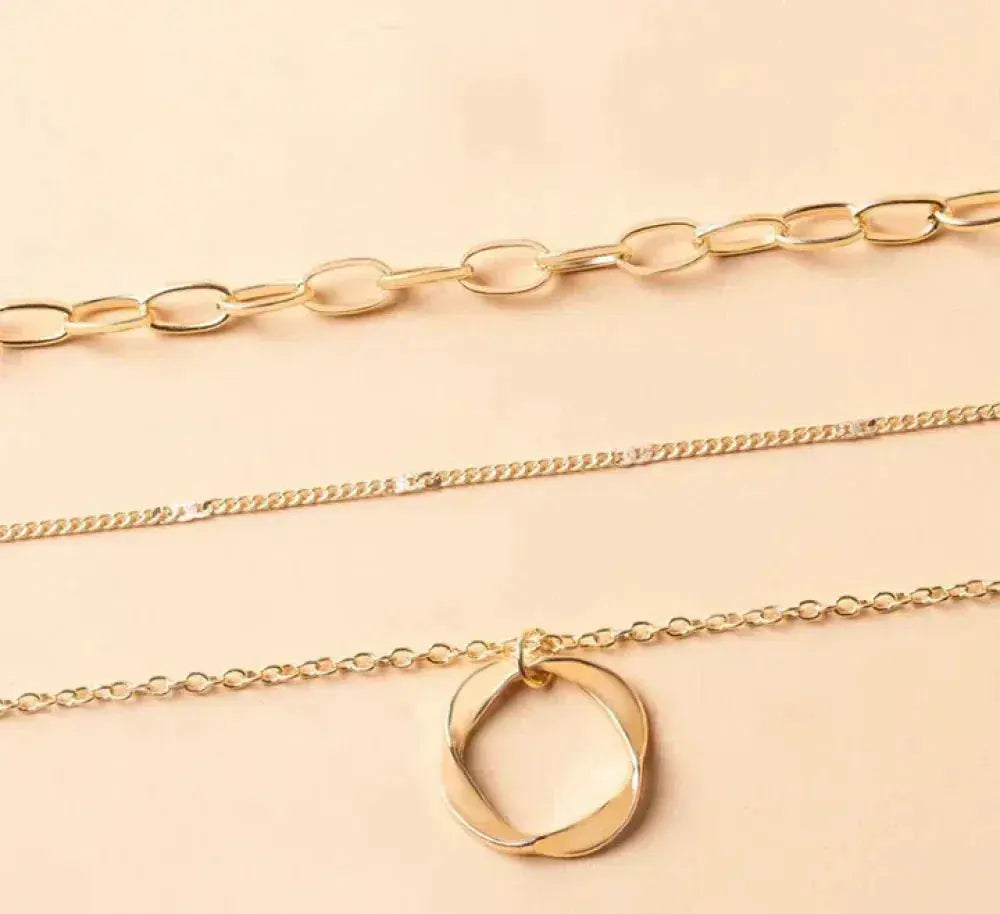 Collana con Ciondolo Vintage a Strati e Catena Dorata