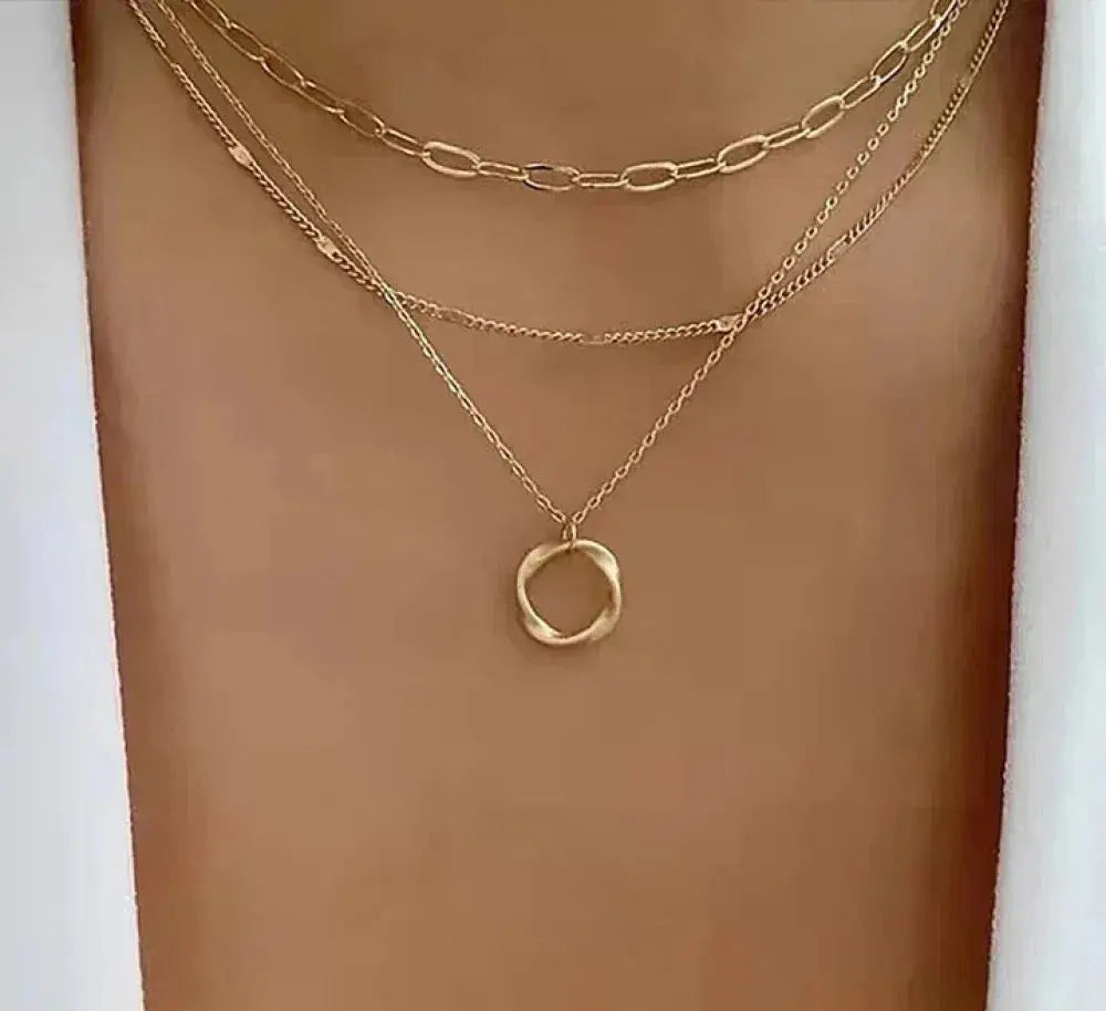 Collana con Ciondolo Vintage a Strati e Catena Dorata