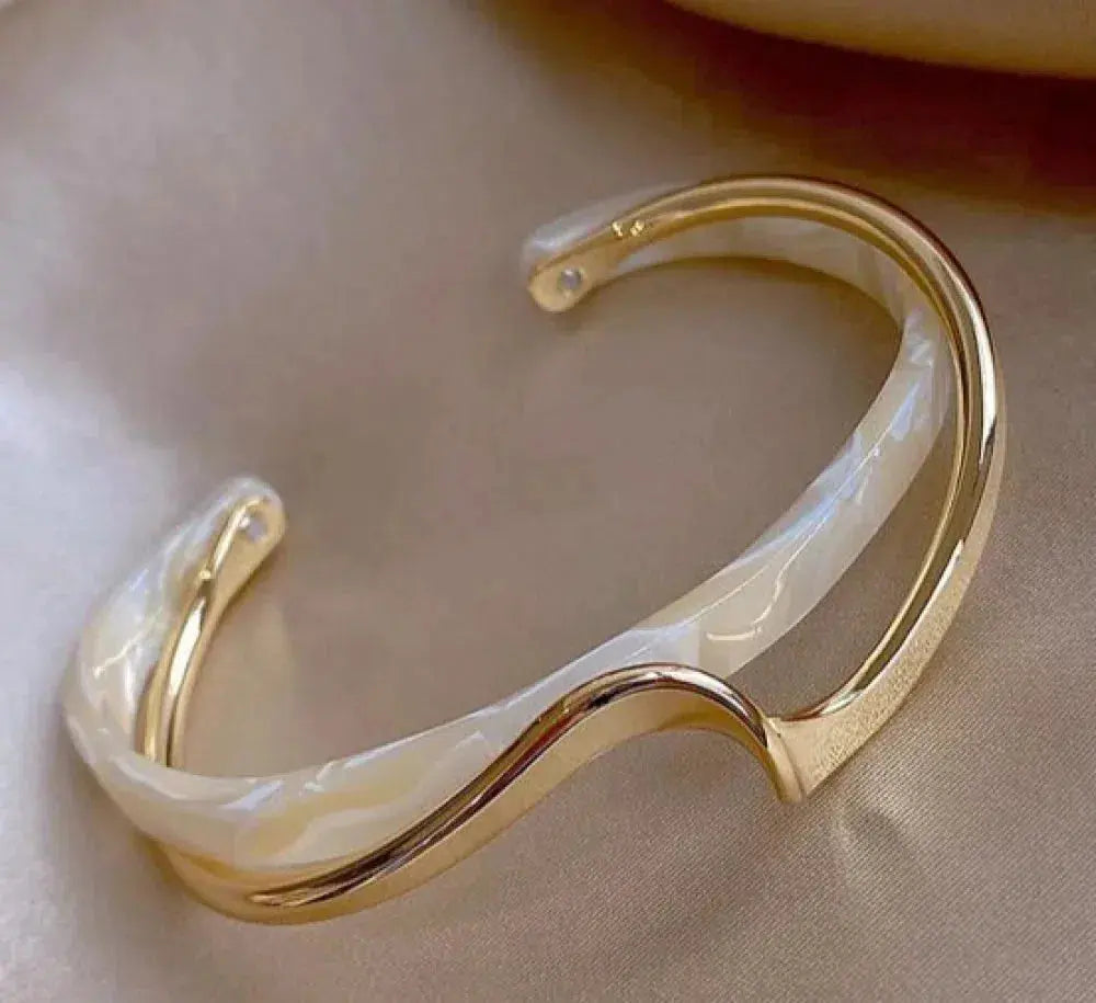 Bracciale Elegante con Opale Dorato